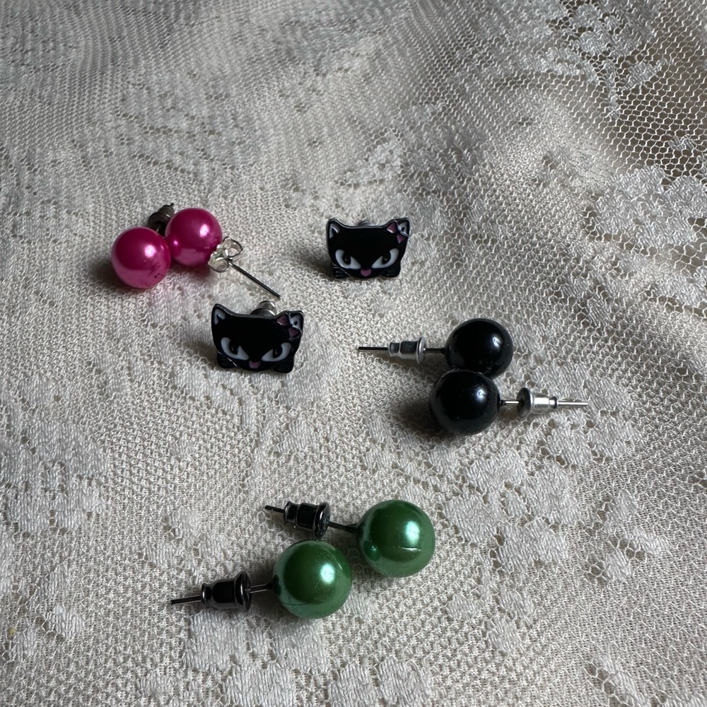 Cat & Pearls Earrings 4 pairs